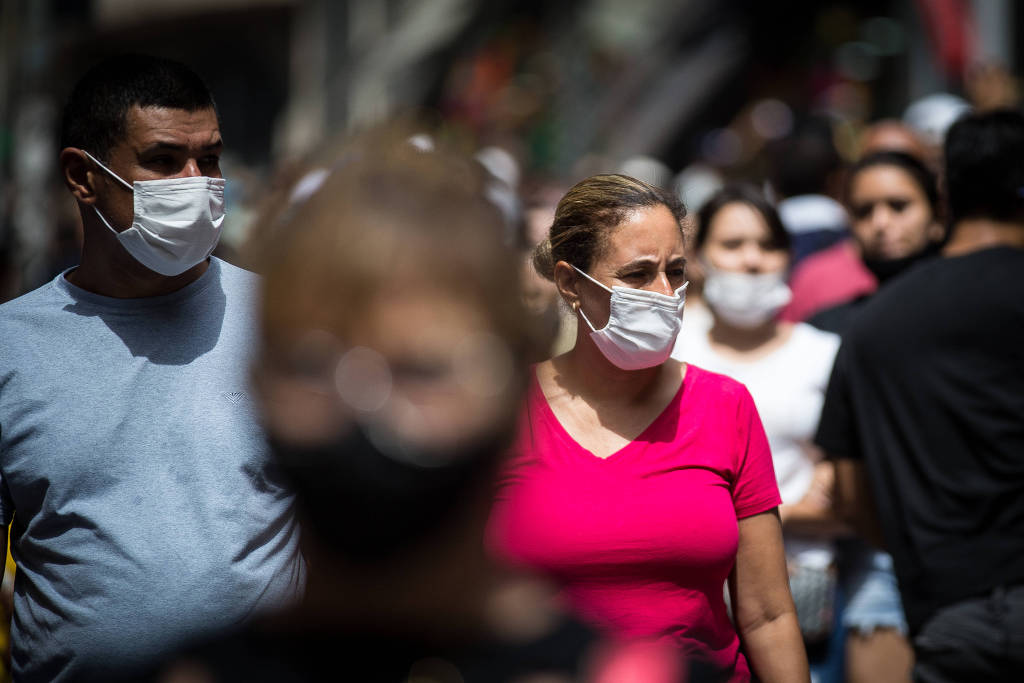 Comitê da Covid em SP volta a recomendar uso de máscaras em locais fechados